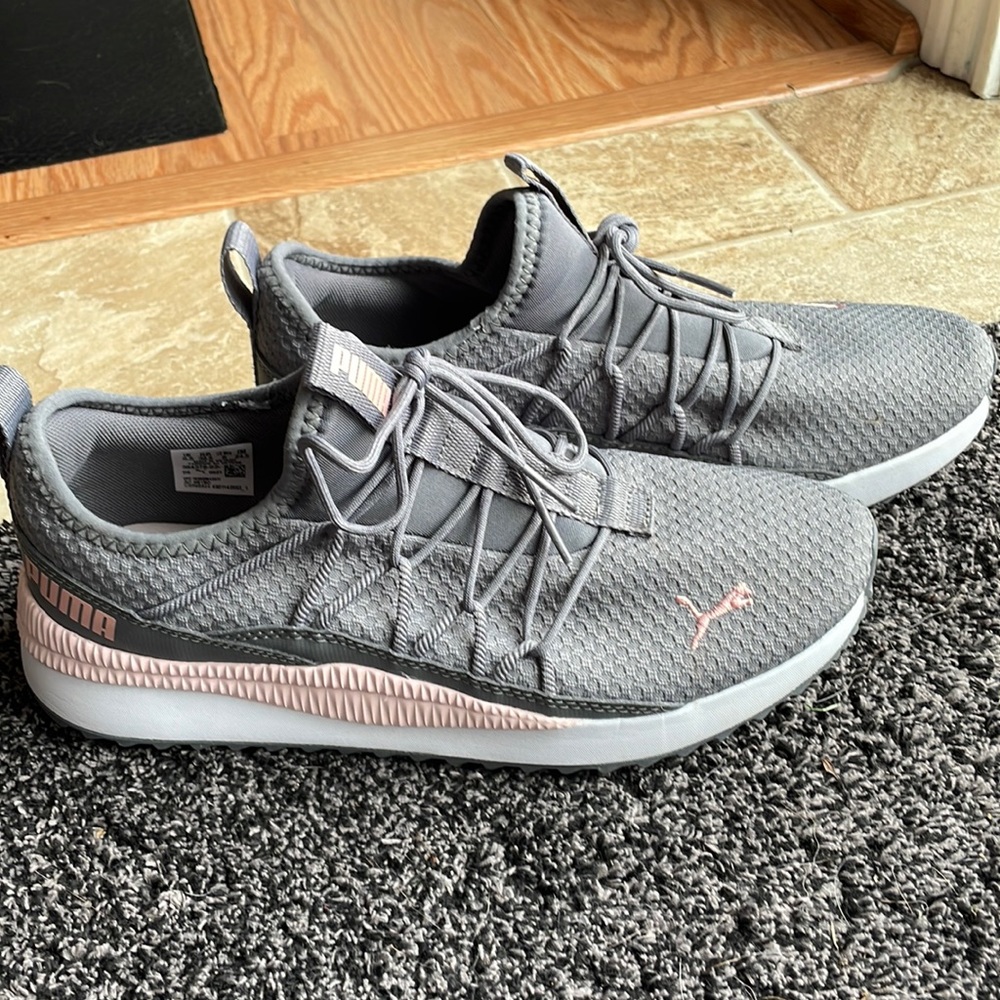 Gray w/pink accent Puma sneakers. Size 8